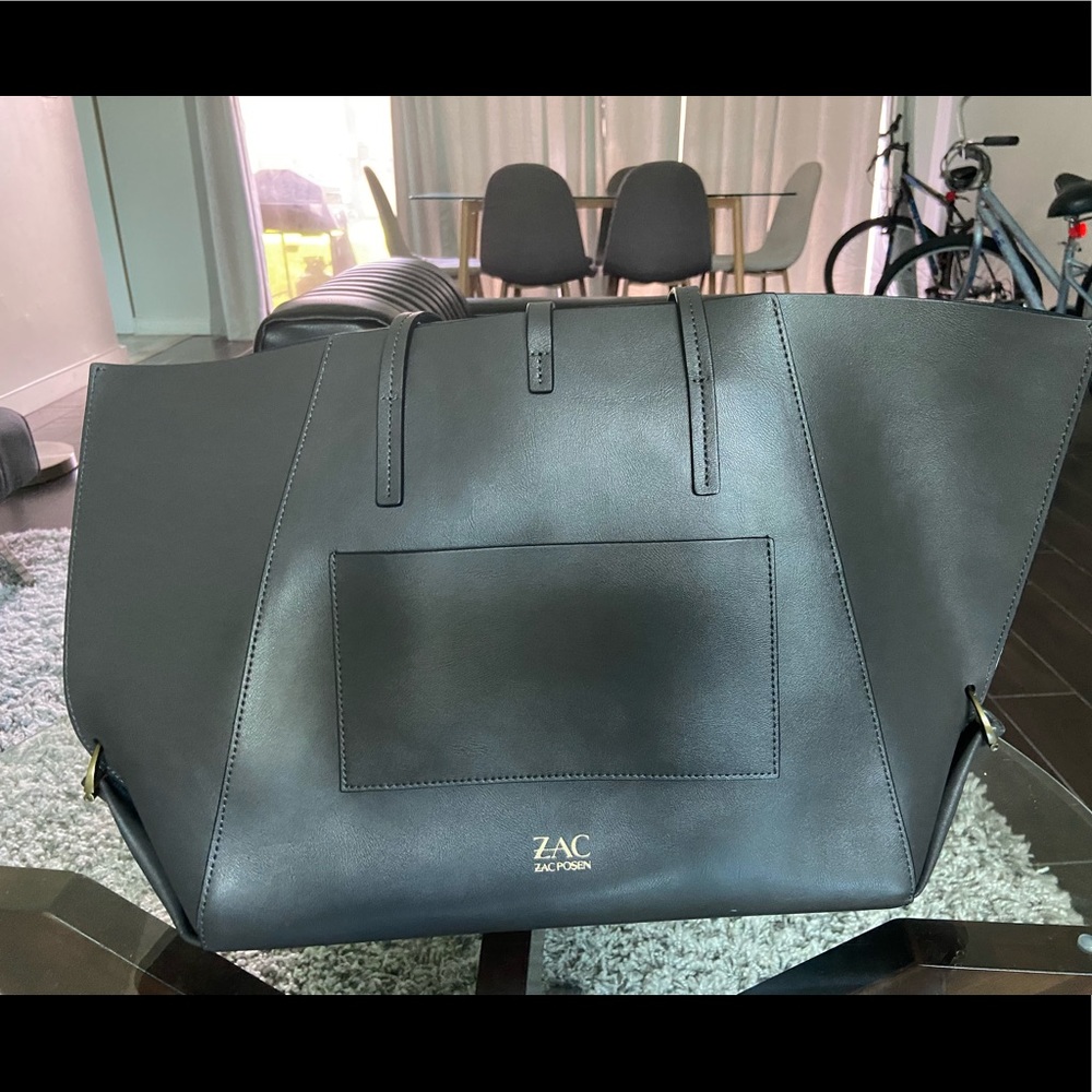 Really spacious grey hand bag
